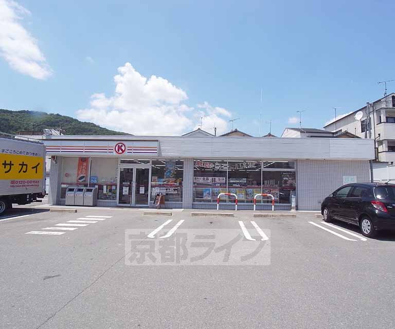 【京都市山科区西野山桜ノ馬場町のアパートのコンビニ】