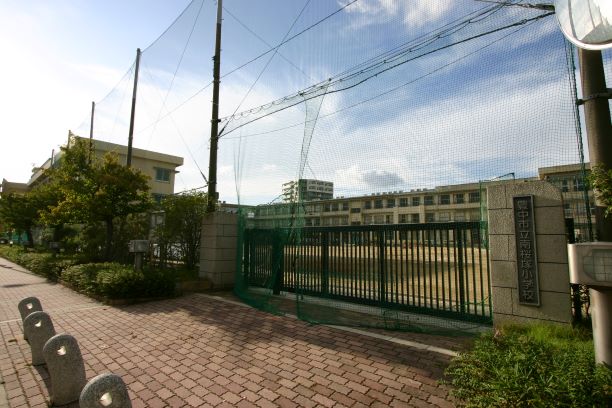 小学校　南桜塚小学校（小学校）まで669m