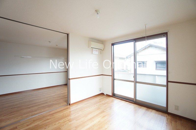 居室・リビング　2面採光の明るいリビングで家族の会話も弾みそうです☆