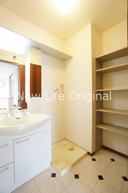 洗面設備　シャワー付き洗面台で忙しい朝でも楽に身支度が出来ます。