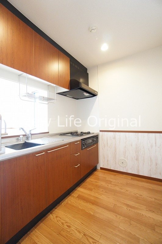 キッチン　3口コンロ付。まな板を置くスペースもあるので自炊も楽しく。