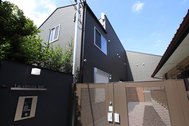 建物外観　★黒基調のおしゃれな外観★