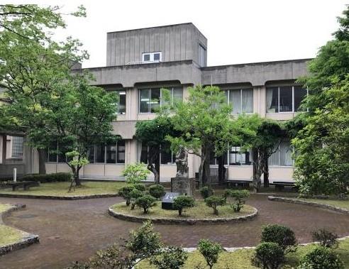 中学校　国府中学校（中学校）まで1400m