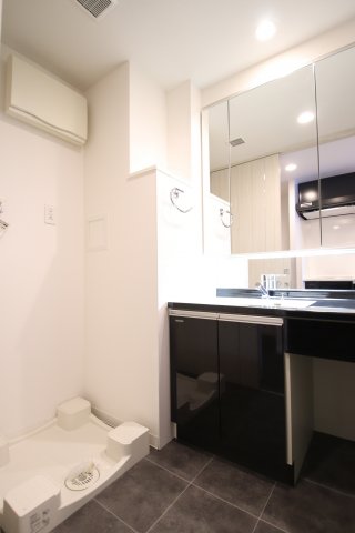 洗面設備　ゆったりとスペースのある洗面所