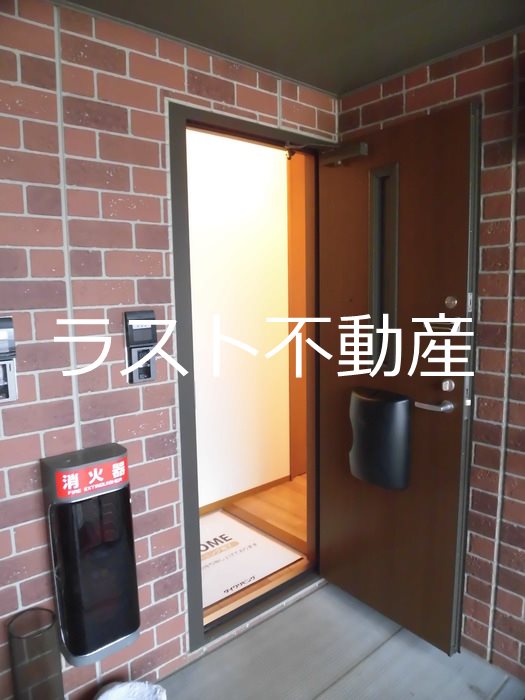 玄関　写真はイメージとなります。