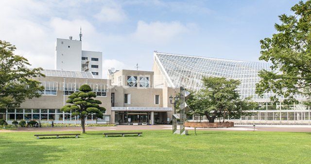 図書館　市立中央図書館（図書館）まで827m