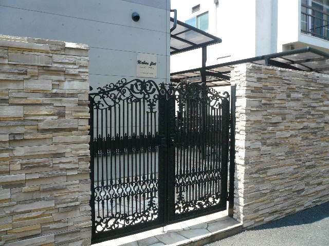 エントランス　★建物入口はおしゃれな門扉付き★