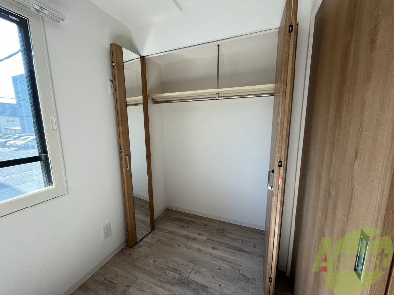 収納　こちらの収納にはハンガーをかけて服もしまえますね。