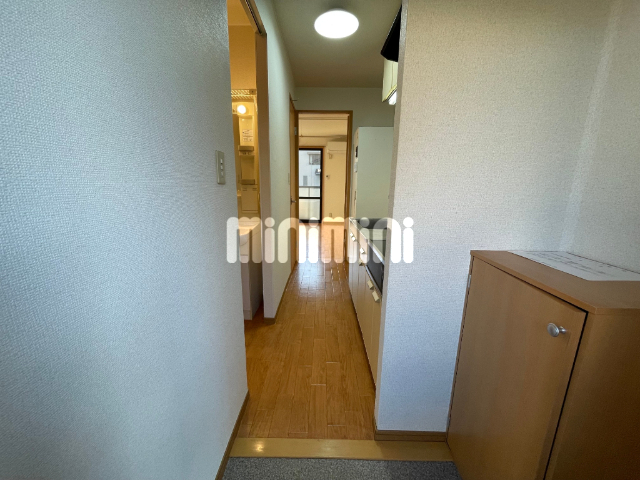 玄関　１０２号室の写真を利用しています。現況優先となります。