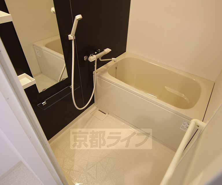 バス・シャワールーム　シャワー、鏡付きの便利なお風呂です。