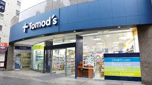 ドラックストア　トモズ 虎ノ門ヒルズ森タワー店（ドラッグストア）まで604m