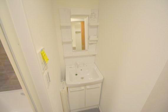 洗面設備　人気の独立洗面所にはうれしいシャンプードレッサーが付いてます