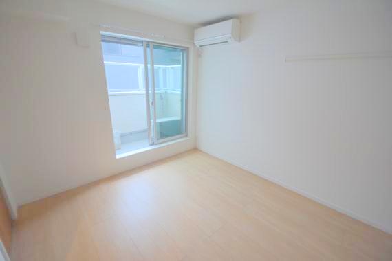 居室・リビング　白を基調とした内装でおしゃれで、落ち着ける空間です。