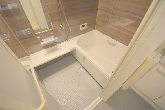 バス・シャワールーム　バスルームはトイレと別々で、広々としていますよ。