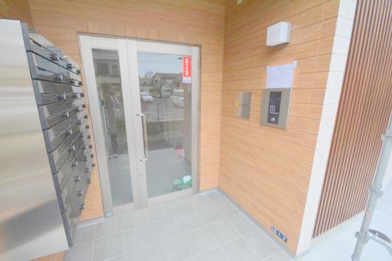 エントランス　オシャレなエントランスは安心のオートロック付きです。