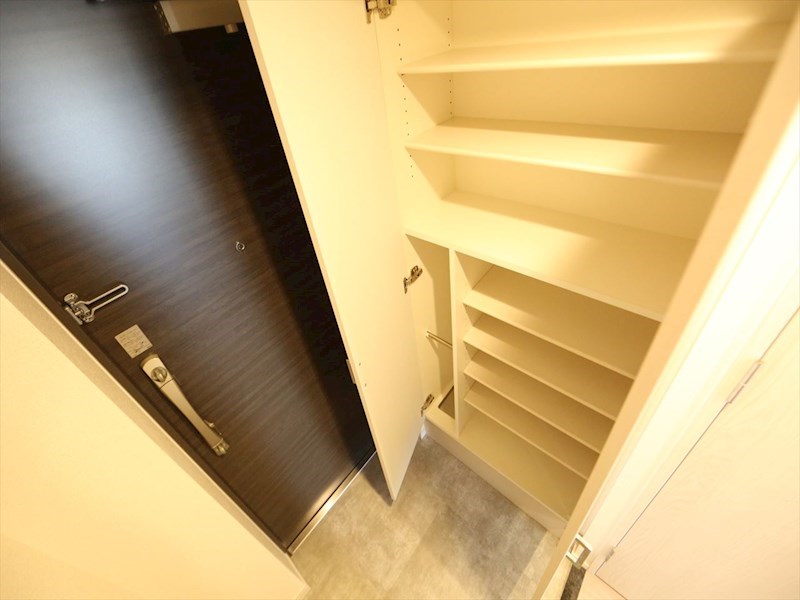 玄関　玄関　シューズボックス付（収納充実してます）