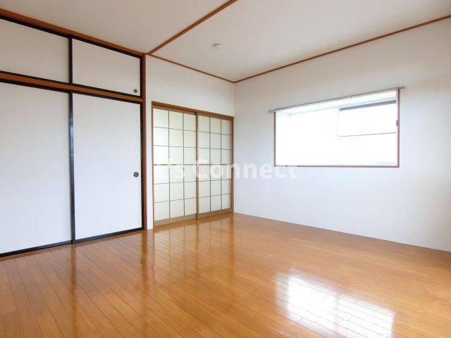 居室・リビング　角部屋で２面に窓があります。