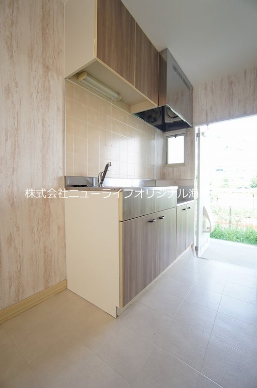 玄関　玄関、キッチンスペース