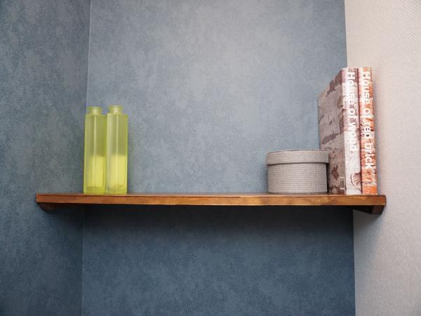 トイレ　トイレ上部棚板取付。