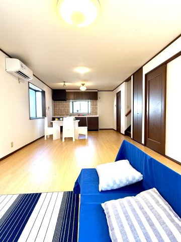 居室・リビング　17畳リビングをキッチン側から撮影