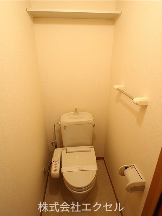 トイレ　温水洗浄便座です。