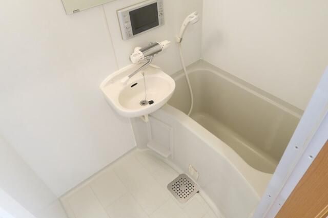 バス・シャワールーム　コンパクトで使いやすいお風呂です