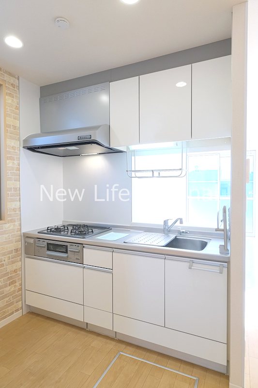 キッチン　床下収納付きのキッチンです☆横には小窓があります☆