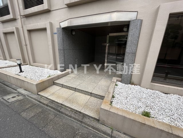 エントランス　落ち着いたエントランスです