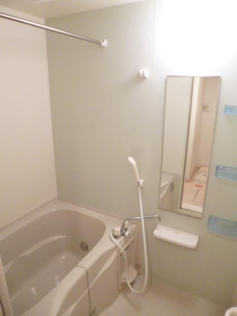 バス・シャワールーム　☆大きな鏡付きのお風呂です☆