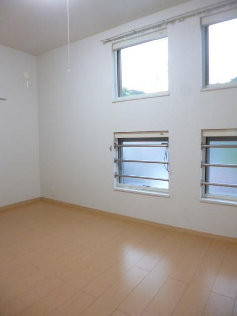 その他部屋・スペース　☆小窓があっていい感じの洋室です☆寝室にいかがですか？☆