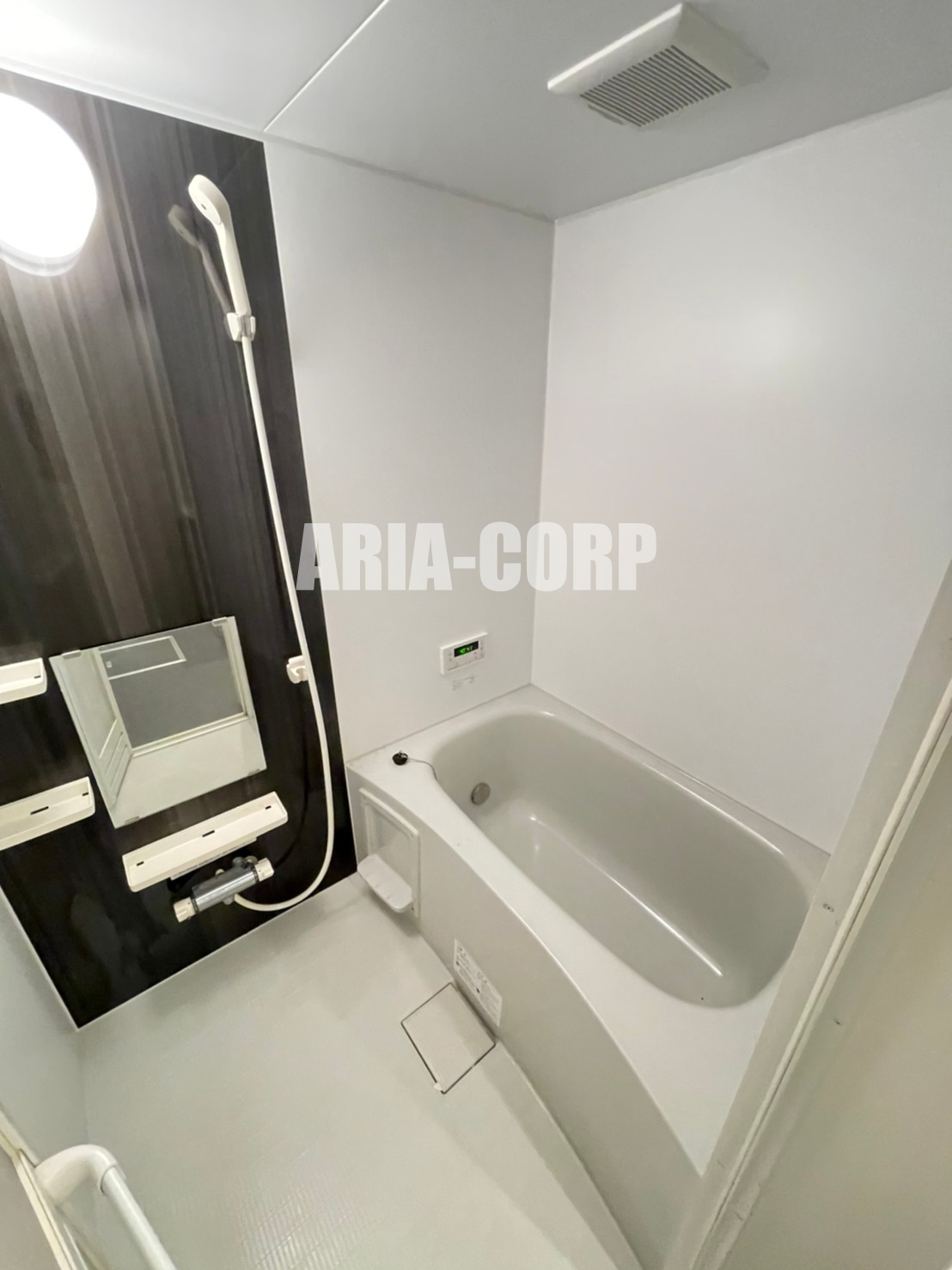 バス・シャワールーム　追い焚き機能付。カラーパネル採用でお洒落なバスルーム。