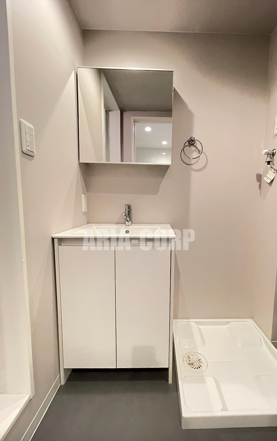 洗面設備　デザイン型独立洗面台！収納豊富な洗面所♪