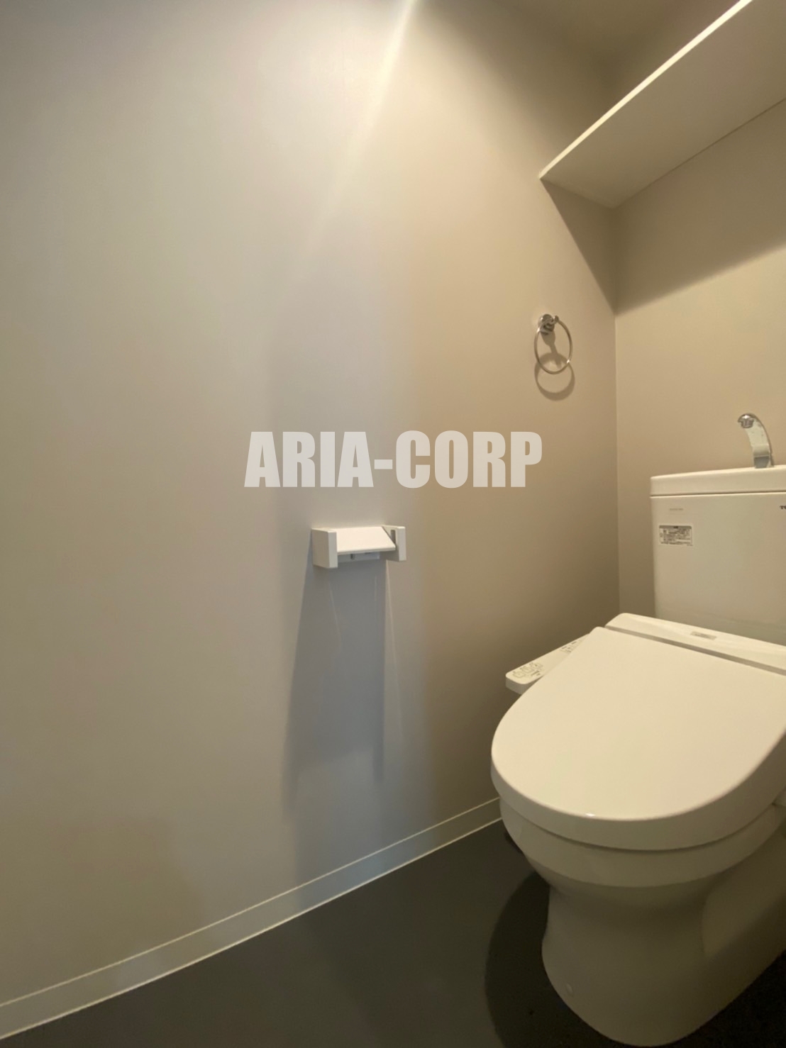 トイレ　ウォシュレット対応♪上部には収納スペースもあります！