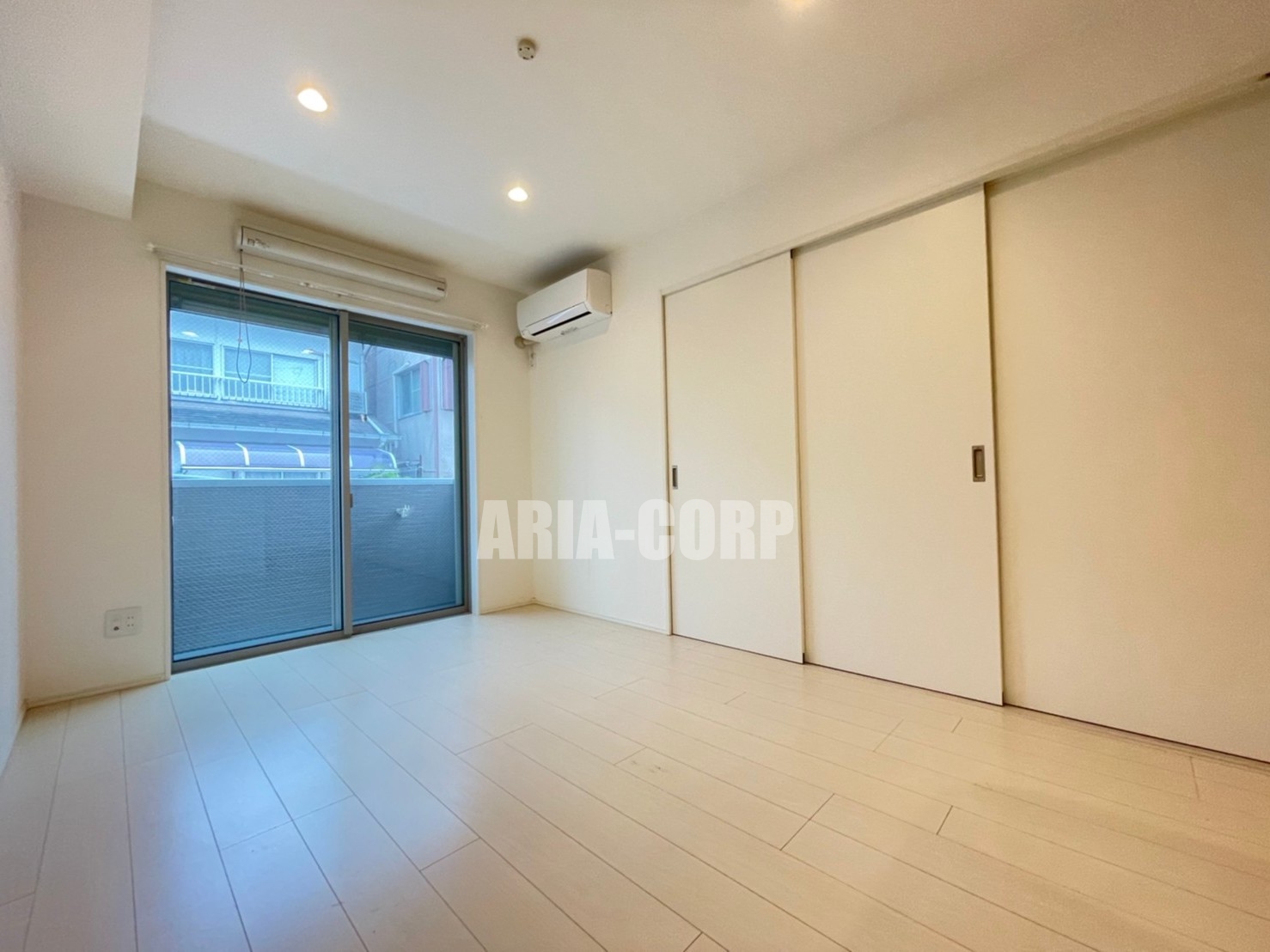 居室・リビング　白を基調としたお洒落なお部屋！奥行きたっぷりの空間です♪