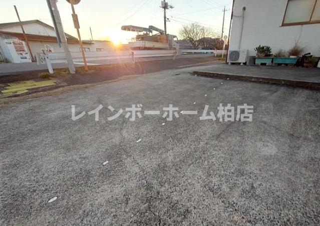駐車場　駐車場があるので、車を買う予定の方も安心です