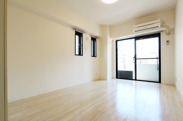 居室・リビング　参考写真（同物件別部屋）