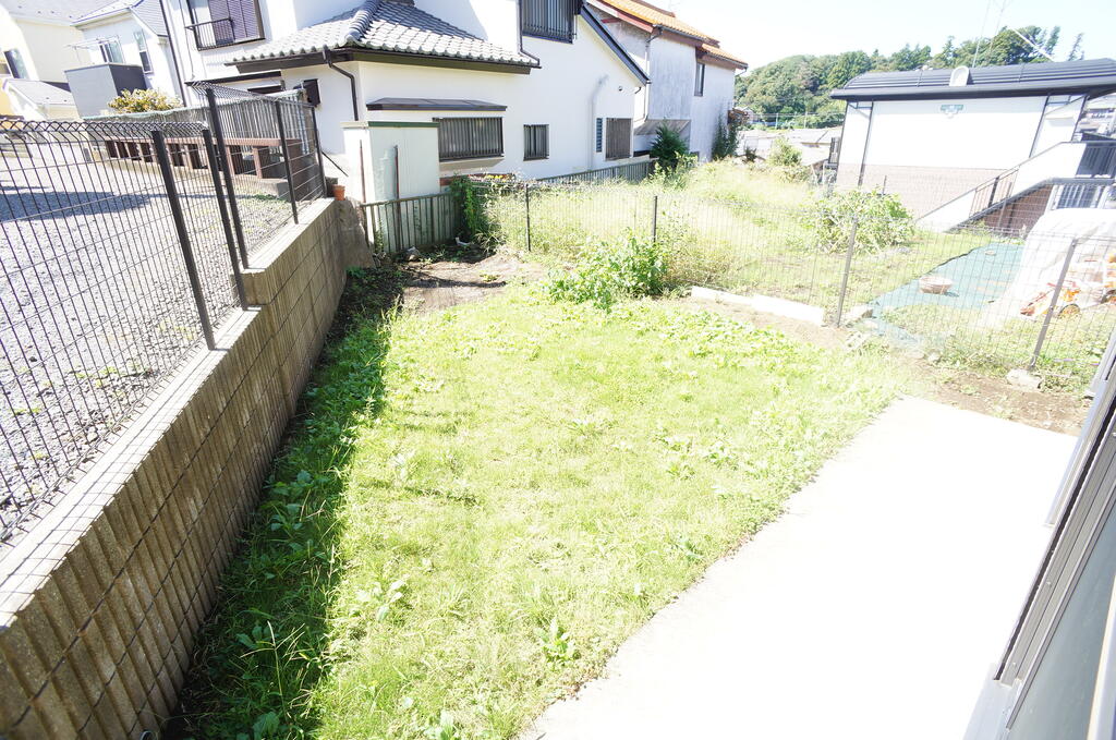 庭　※現在は防草シートが敷いてあります。