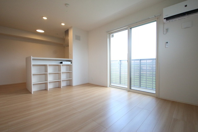 居室・リビング　別号室の写真となります。