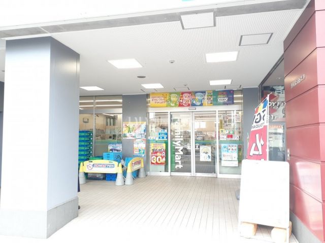 コンビニ　ファミリーマート新宿信濃町店（コンビニ）まで837m