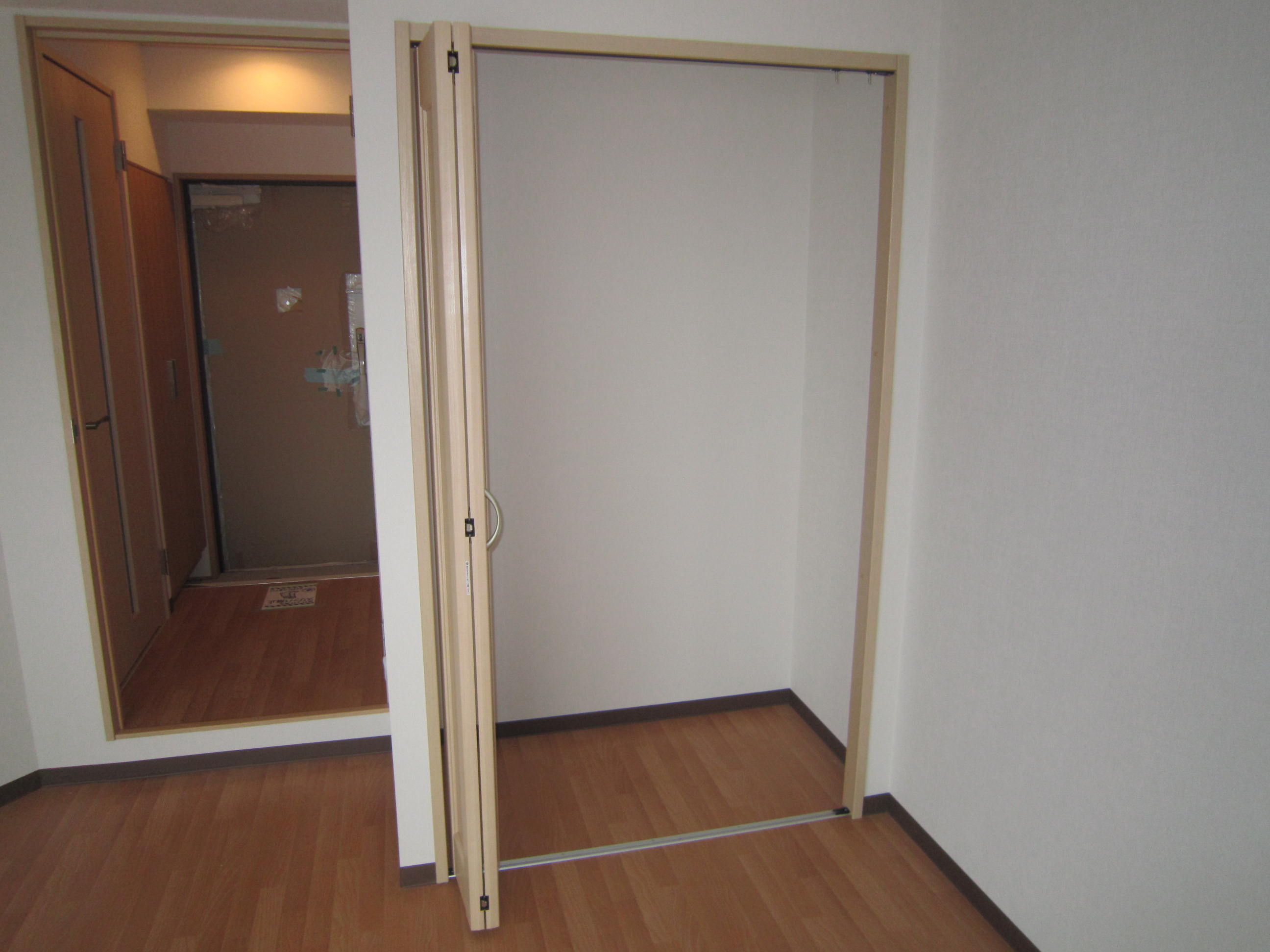 収納　※同建物の別のお部屋の写真です。