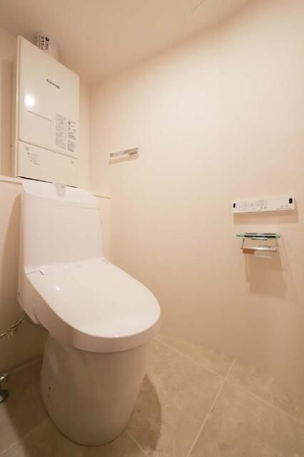 トイレ　落ち着いた色調のトイレです