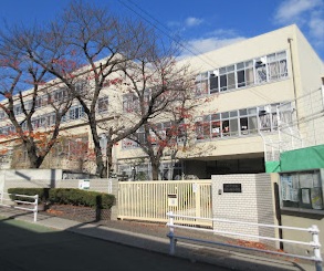 小学校　神戸市立五位の池小学校（小学校）まで303m