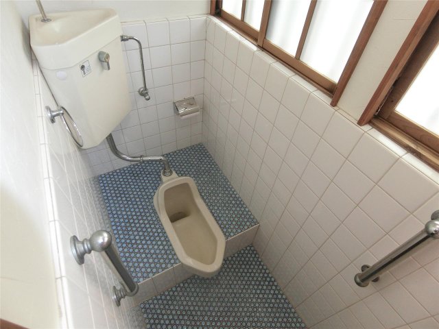 トイレ　換気もしっかりとできる小窓付きです♪