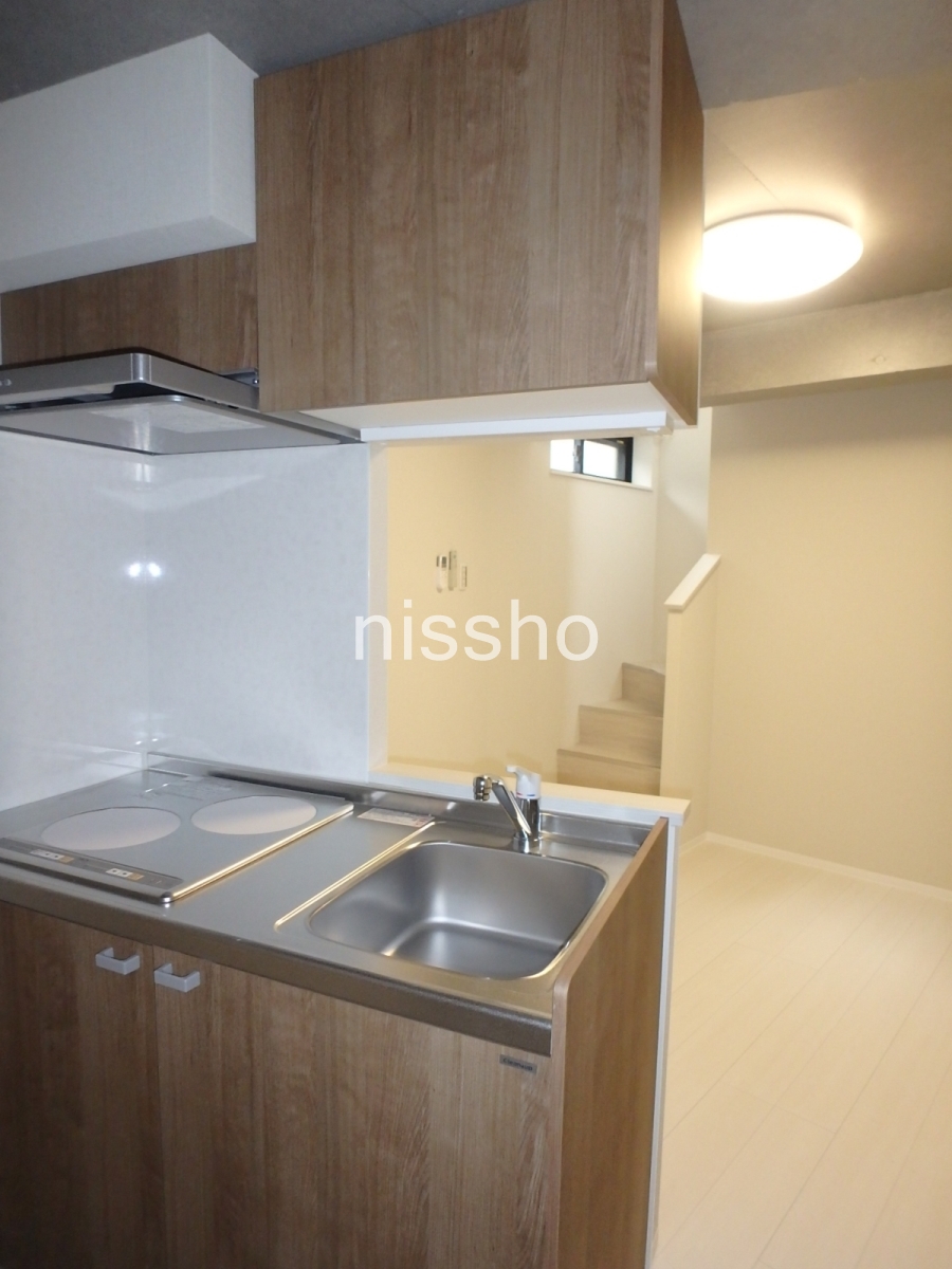 キッチン　お手入れしやすいＩＨコンロ２口付、お部屋全体もよく見えます