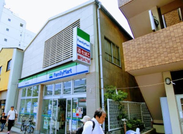 コンビニ　ファミリーマート羽田四丁目店（コンビニ）まで818m