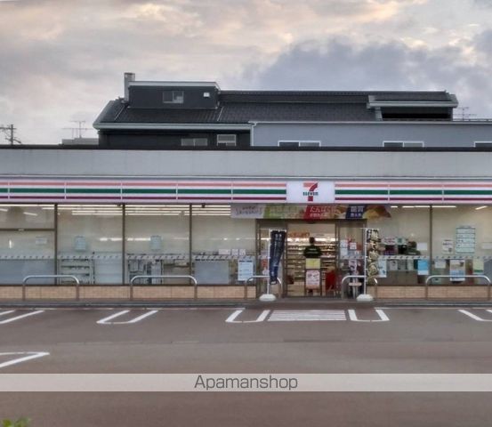 コンビニ　セブンイレブン（コンビニ）まで553m