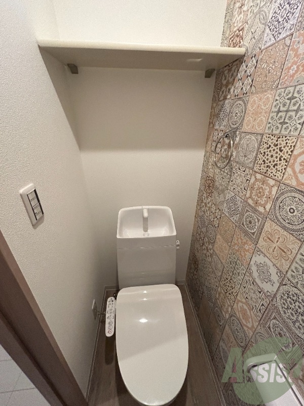 トイレ　トイレは便利なウォッシュレット機能付きです。