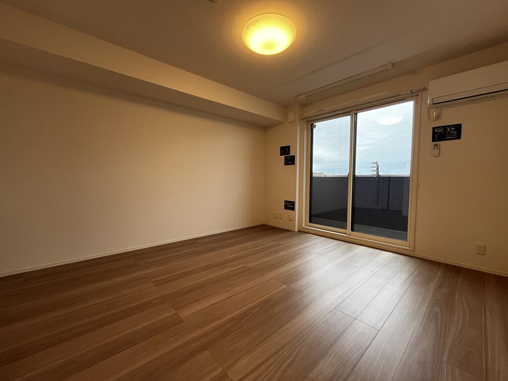 居室・リビング　※同建物の別のお部屋の写真です。