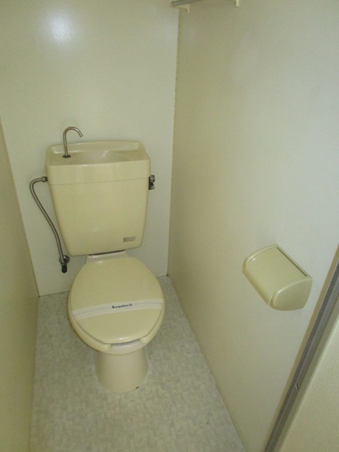 東武伊勢崎線 南羽生駅 徒歩10分 2階建 築32年のトイレ写真