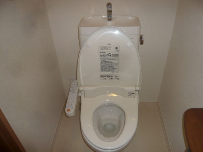 近鉄奈良線 河内花園駅 徒歩5分 2階建 築14年のトイレ写真